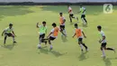 Sejumlah pesepak bola muda mengikuti seleksi pemusatan latihan Timnas U-16 di Lapangan A, Kompleks Gelora Bung Karno (GBK), Jakarta, Selasa (27/2/2024). (Liputan6.com/Herman Zakharia)