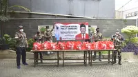 Senator dari daerah pemilihan DKI Jakarta, Sabam Sirait, membagikan ribuan paket sembako untuk 12 komunitas dan organisasi secara daring di halaman gedung Yayasan Kalpataru, Pesanggrahan, Jakarta Selatan, Rabu (28/10/2020). (Ist)