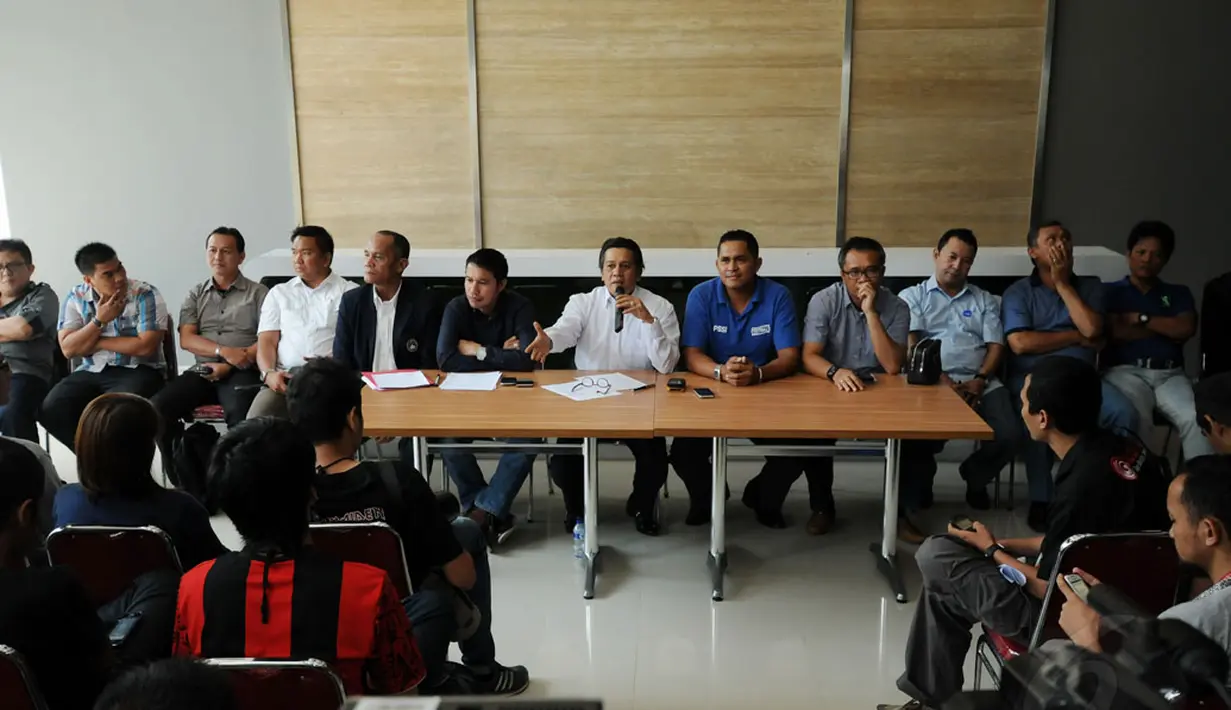 Forum Asosiasi Provinsi PSSI memberikan tanggapan seputar pembentukan tim 9 di kantor PSSI, Jakarta (5/1/2015). (Liputan6.com/Helmi Fithriansyah)