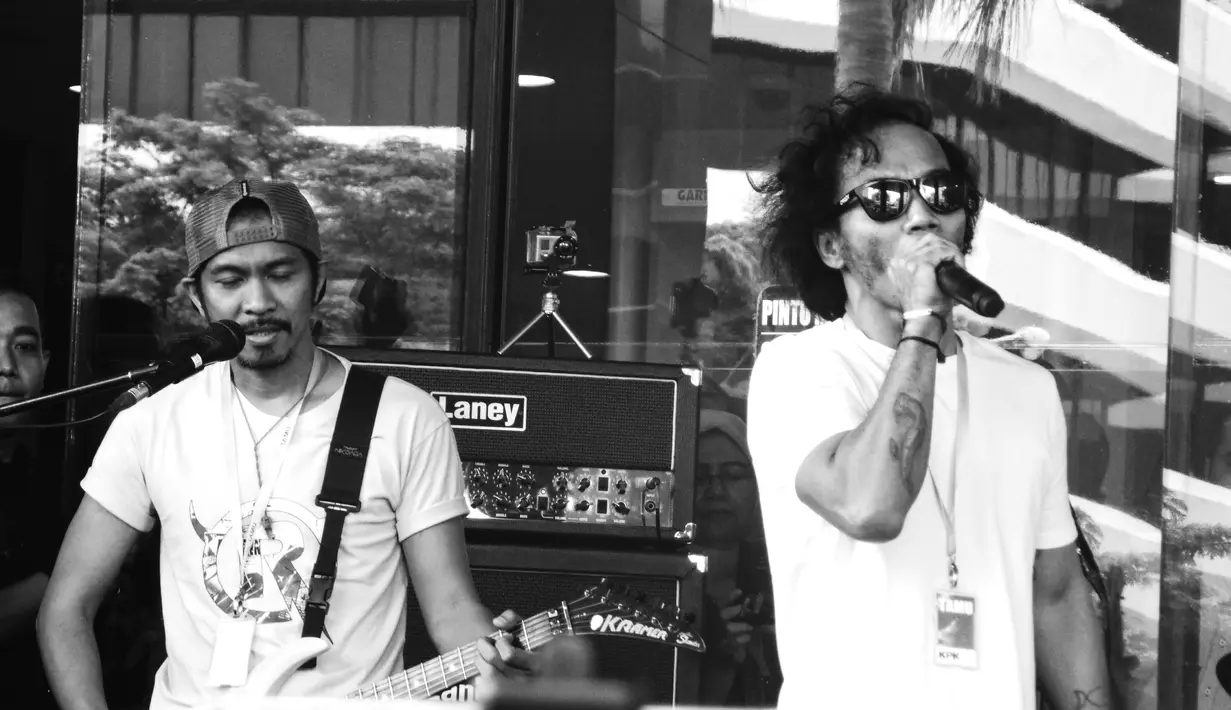 Kaka dan kawan-kawan datang dengan peralatan untuk manggung di pelataran gedung KPK guna memberi dukungannya. (Dezmond Manullang/Bintang.com)