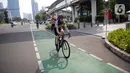 Pesepeda melintas di Jalan Jenderal Sudirman, Jakarta, Minggu (6/6/2021). Gubernur DKI Jakarta Anies Baswedan berencana menambah jalur sepeda untuk memfasilitasi warga agar dapat bersepeda secara aman. (Liputan6.com/Faizal Fanani)