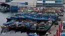 Kapal nelayan bersandar di Pelabuhan Muara Baru, Jakarta, Senin (10/10). Lebih dari 60 perusahaan, ratusan kapal nelayan dan kapal ikan tak beroperasi dan tutup sebagai bentuk protes kenaikan uang sewa lahan sampai 450 persen (Liputan6.com/Gempur M Surya)