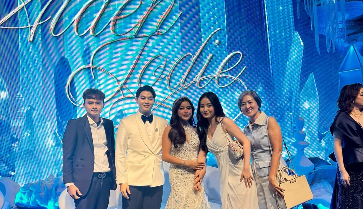 Natasha Wilona tampil elegan dalam wrap V-neck dress berwarna putih yang memancarkan kesan lembut dan stylish. [@zakylio].