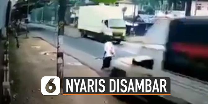 VIDEO: Detik-Detik Pejalan Kaki Nyaris Disambar Mobil Boks