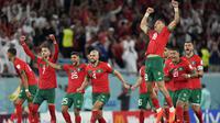 Pemain Maroko merayakan kemenangan timnya setelah mengalahkan Maroko di babak penalti saat laga 16 besar Piala Dunia 2022 yang berlangsung di Education City Stadium, Selasa (06/12/2022). (AP/Luca Bruno)