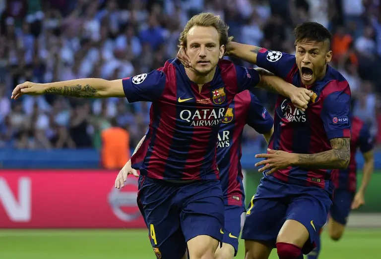 Gelandang Barcelona Ivan Rakitic melakukan selebrasi bersama Neymar (AFP Photo/Oliver Morin)