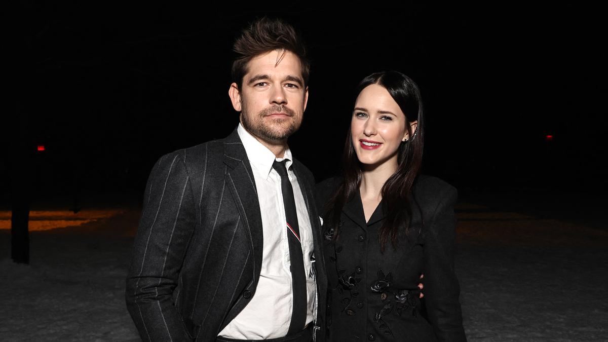 Reaksi Suami Rachel Brosnahan soal Ciuman Viral Sang Istri dengan David Corenswet Jadi Tanda Tanya
