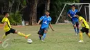 Pemain sayap PBR, Riyandi Angki (kedua kiri) berusaha melewati pemain Villa 2000 saat uji coba di Lapangan ISCI, Ciputat, Tangerang, Kamis (5/11/2015). Laga ini persiapan PBR menghadapi turnamen Piala Jenderal Sudirman. (Liputan6.com/Helmi Fithriansyah) 