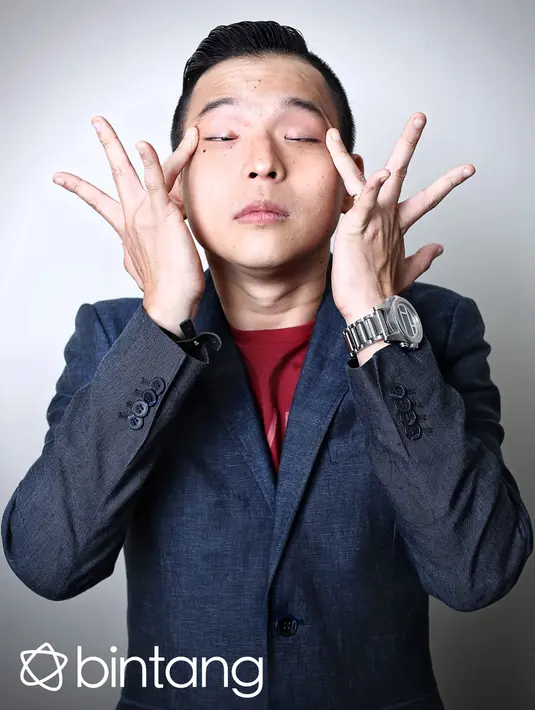 Ditemui di kantor redaksi Bintang.com di kawasan Gondangdia, Jakarta Pusat beberapa waktu lalu, Ernest Prakasa mengaku capek dan teler saat menjalani debut sebagai sutradara sekaligus pemain. (Febio Hernanto/Bintang.com)