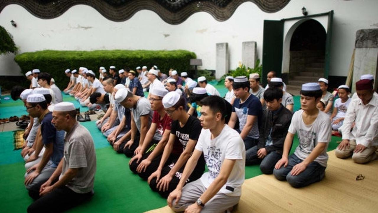 Kekhusyukan muslim minoritas China Salat Id di masjid mirip kuil