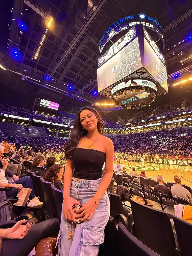 Potret Rachel Vennya Nonton Langsung Pertandingan NBA (credit: instagram/rachelvennya)