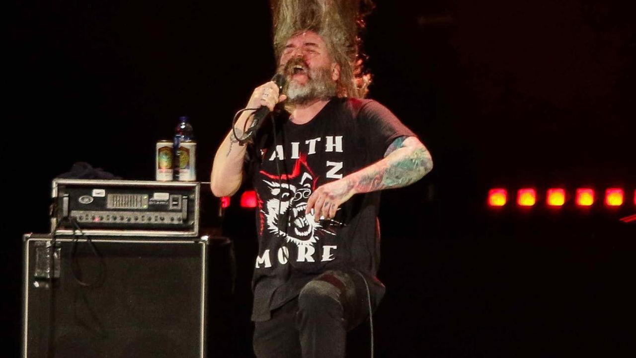 Suicide Silence menghentak panggung Hammersonic dengan beberapa lagu andalannya, seperti <i>You Only Live Once, Unanswered</i> dan <i>Wake Up</i>.&nbsp;Foto: Liputan6.com/Herman Zakharia<br>
