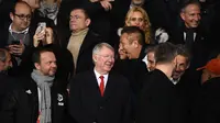 Mantan manajer Manchester United, Sir Alex Ferguson, bersama pemilik Manchester United, Ed Woodward, di Parc des Princes saat laga PSG vs MU di leg kedua 16 besar Liga Champions 2018-2019 (7/3/2019). (AFP/Franck Fife)