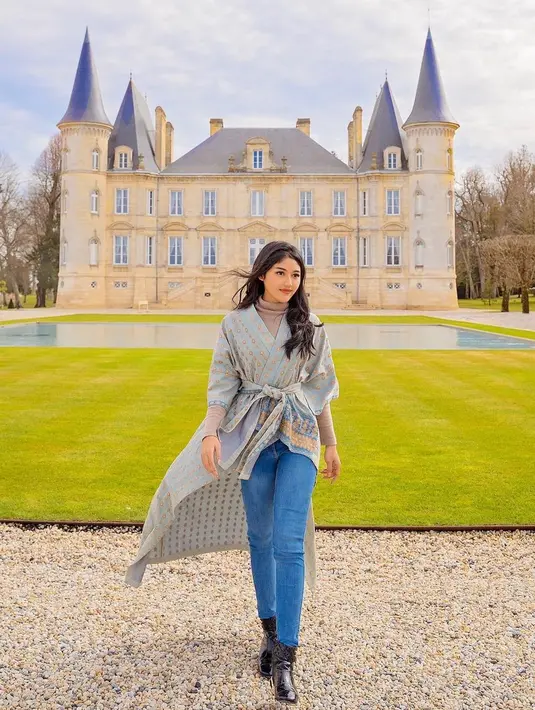 Bergaya Parisian, Erina Gudono kenakan kimono Songket Palembang yang ramah lingkungan. Dipadukan dengan jeans dan boots yang trendy [@erinagudono]