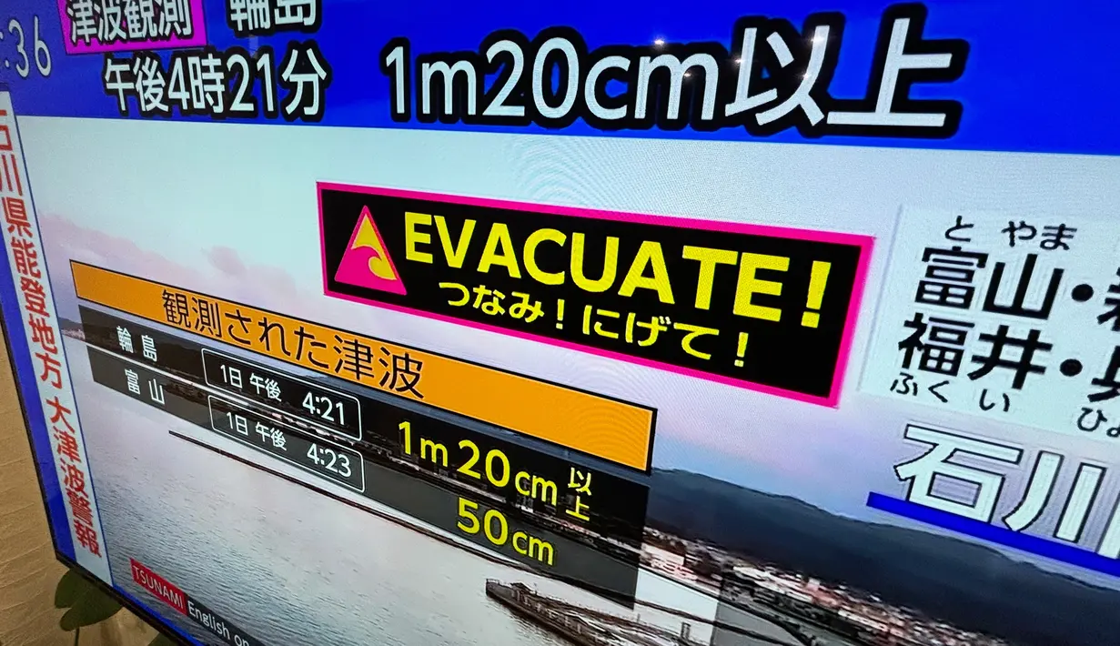 Mengutip laporan Al Jazeera, Badan Meterologi Jepang melaporkan gempa Jepang pada hari Senin melanda Ishikawa dan prefektur sekitarnya, salah satunya berkekuatan awal 7,6. Pemerintah mengeluarkan peringatan tsunami besar untuk Ishikawa dan peringatan atau peringatan tsunami tingkat rendah untuk wilayah pesisir barat laut Pulau Honshu. (AP Photo/Eugene Hoshiko)