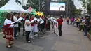 Paduan suara Christmas Carol menghibur pengguna jalan di pedestrian kawasan Sudirman, Jakarta, Rabu (18/12/2019). Pemprov DKI Jakarta menggelar perayaan Natal secara terbuka di sejumlah kawasan ruang terbuka hijau (RTH) dan protokol Ibu Kota. (Liputan6.com/Herman Zakharia)