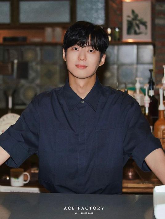 <p>Ahn Dong Gu berperan sebagai Ha Do Yoon, sekretaris dan teman masa kecil Moon Seo Ha. Ha Do Yoon bertemu Moon Seo Ha, yang pemilih seperti dirinya. (Foto: Instagram/ d____9ya)</p>