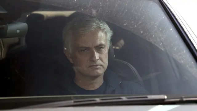 Ekspresi Jose Mourinho Usai Dipecat Tottenham