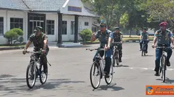 Citizen6, Surabaya: Dankobangdikal Laksda TNI Djoko Teguh Wahojo melanjutkan Sidak sekaligus safari Ramadhan ke Puslatdiksarmil, Selasa (31/7). (Pengirim: Penkobangdikal).