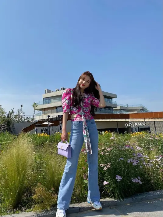 Tampil charming dalam balutan floral ruched top warna cerah dengan cutbray jeans, cocok untuk jalan-jalan di taman. (Instagram_imyour_joy).