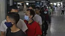 Pedagang saat antre untuk menjalani vaksinasi COVID-19 di Pasar Tanah Abang Blok A, Jakarta, Rabu (17/2/2021). Total sasaran vaksinasi tahap kedua ini mencapai 38.513.446 yang terdiri dari 21 juta lebih lansia, dan hampir 17 juta untuk pekerja pelayanan publik. (Liputan6.com/Herman Zakharia)