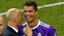 Pelatih Real Madrid, Zinedine Zidane bersama Cristiano Ronaldo melakukan selebrasi usai mengalahkan Juventus pada laga final Liga Champions di Stadion Millennium, Cardiff, Sabtu (3/06/2017). Real Madrid menang 4-1. (AFP/Ben Stansall)