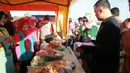 Ketua PKK Fory Naway, Ketua Panitia FPDL Hen Restu Tanjung bersama tim dari Rekor MURI menilai sebanyak 88.950 tusuk sate yang disajikan untuk memeriahkan Festival Pesona Danau Limboto, Gorontalo, Senin (24/9). (Liputan6.com/Arfandi Ibrahim)