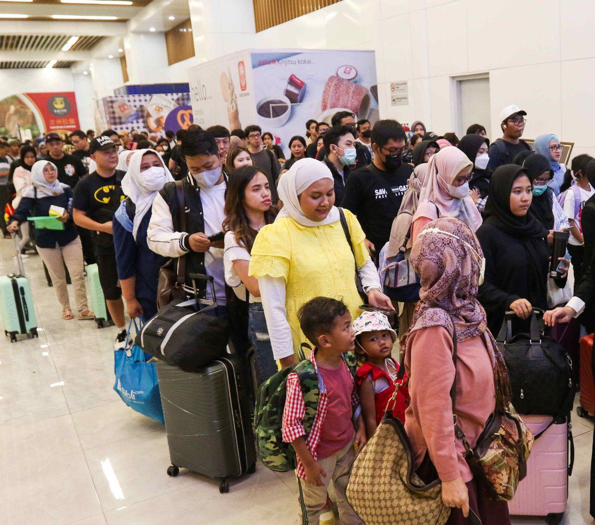 Sejumlah penumpang mengantre saat hendak menaiki Kereta Cepat Whoosh di Stasiun Kereta Cepat Halim, Jakarta, Minggu (24/12/2023). KCIC mencatat pengguna jasa kereta cepat Whoosh dalam sepekan terakhir meningkat sekitar 20-25 persen.<br>