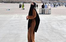 Didoakan Segera Bertemu Jodoh, 8 Foto Cantik Ririe Fairuz Saat Umrah di Tanah Suci