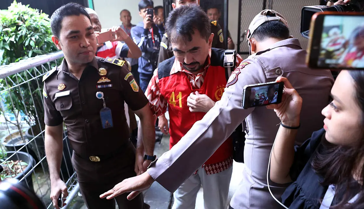 Kekecewaan juga dirasakan oleh pengacara Aa Gatot, Achmad Rifai. Bahkan, ia melihat penundaan ini hal yang memalukan.  Apalagi sudah yang keenam kalinya. (Nurwahyunan/Bintang.com)