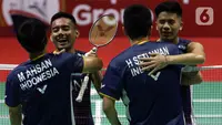 Pebulutangkis Ganda Putra Indonesia, Pramudya Kusumawardana/Yeremia Erich Yoche Yacob Rambitan (hadap lensa) usai melawan Mohammad Ahsan/Hendra Setiawan pada babak 16 Besar Turnamen Indonesia Open 2023 di Istora Gelora Bung Karno, Jakarta, Kamis (15/6/2023). (Liputan6.com/Helmi Fithriansyah)