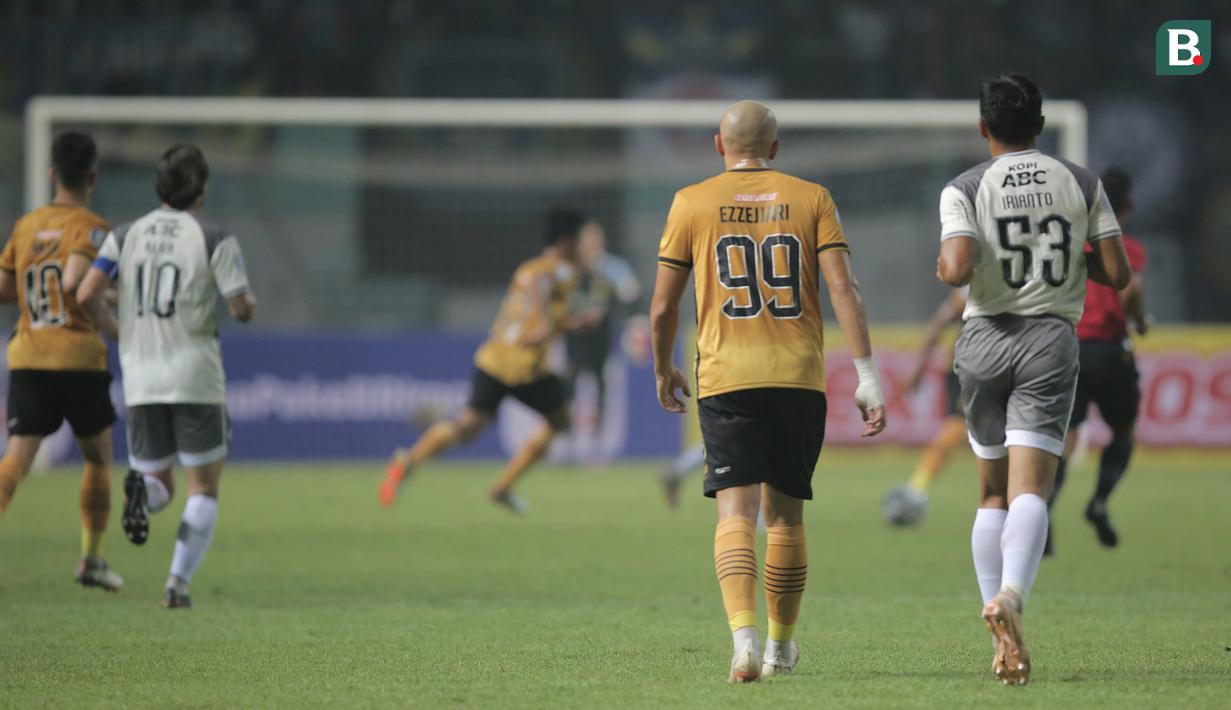 Pemain Persib Bandung, Rachmat Irianto (kanan) berjalan beriringan dengan pemain Bhayangkara FC, Youssef Ezzejjari dalam laga pekan pertama BRI Liga 1 2022/2023 antara Bhayangkara FC melawan Persib Bandung di Stadion Wibawa Mukti, Cikarang, Minggu (24/7/2022). (Bola.com/Ikhwan Yanuar)
