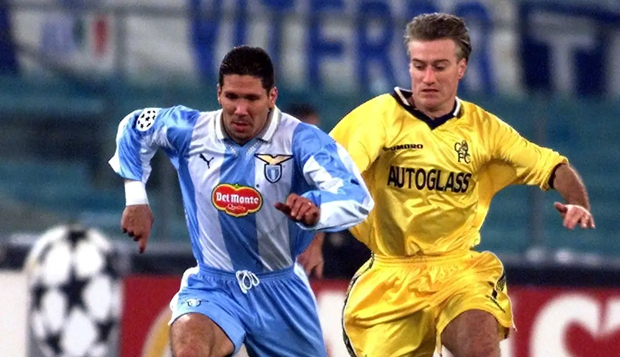 4. Diego Simeone - Gelandang bertahan asal Argentina ini menjadi pengisi barisan tengah Lazio pada tahun 1999-2003. Diego Simeone menjadi satu diantara gelandang tangguh yang dimiliki Lazio saat itu. (AFP/Gabriel Bouys)