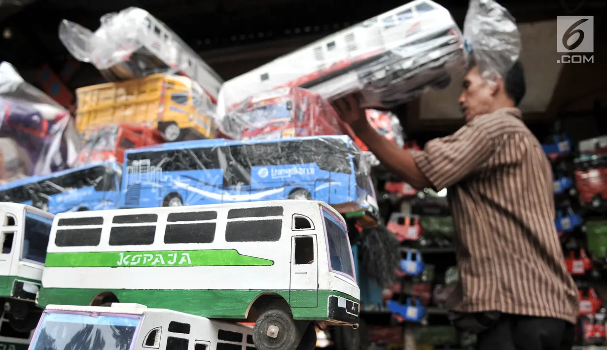 Sukma merapikan mainan kayu yang dijualnya di kawasan Kalibata, Jakarta, Rabu (17/10). Seperti diketahui,mainan impor di Indonesia mencapai 65 persen dari total mainan yang beredar, sedangkan produksi lokal hanya 35 persen. (Merdeka.com/Iqbal S Nugroho)