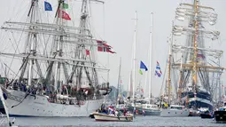 Kapal berukuran besar hingga kecil melakukan parade selama festival SAIL Amsterdam, Belanda, (19/8/2015). Acara ini merupakan festival Bahari yang diadakan setiap lima tahun di Amsterdam. (REUTERS/Paul Vreeker)