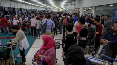 Ratusan calon penumpang pesawat antre di loket untuk masuk ke pesawat di terminal 1C, Bandara Soekarno Hatta, Tangerang, Banten, Kamis, (14/5/2015). (Liputan6.com/Faizal Fanani)