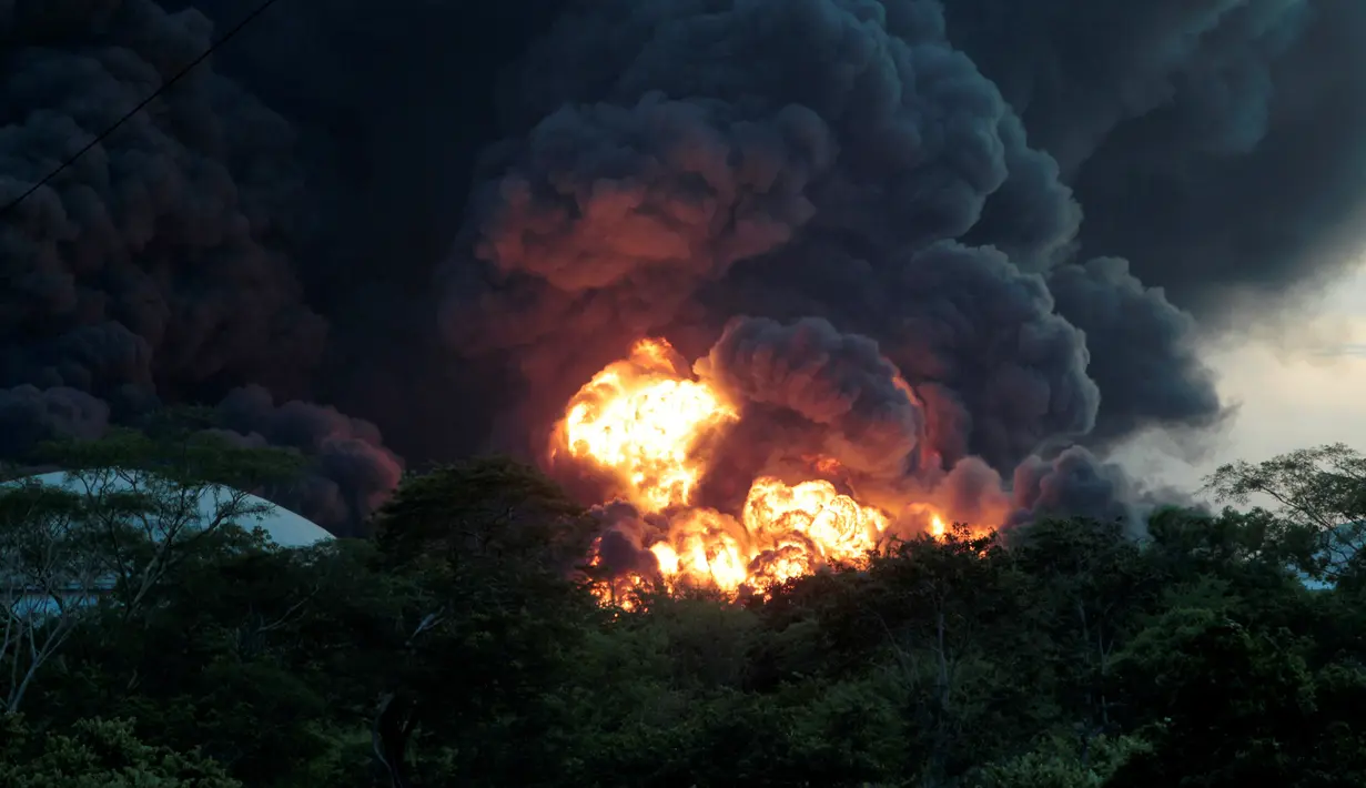 Kobaran api dan kepulan asap tebal membumbung tinggi di Puerto Sandino, Leon, Nikaragua, (18/8). Tidak ada laporan korban jiwa dalam insiden meledaknya tangki bahan bakar berkapasitas 144.000 barel tersebut. (REUTERS/ Oswaldo Rivas)