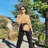 Cocok buat ke kampus maupun liburan, kombinasi sweater rajut warna nude, mom jeans warna hitam, dan sneakers warna putih ala Maudy Ayunda bisa bikin kamu tampil lebih catchy. (Foto: Instagram/maudyayunda)