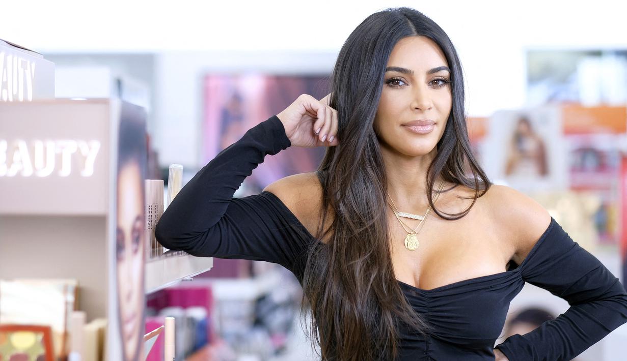 Kim Kardashian - Cristiano Ronaldo pernah berhubungan dekat dengan sosialita ternama sekaligus selebritis Hollywood, Kim Kardashian. CR 7 beberapa kali tertangkap kamera tengah berduaan dengan Kim Kardashian pada 2010 silam. (Foto:AFP/Dimitrios Kambouris)