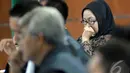 Ratu Atut Chosiyah mendengarkan keterangan saksi mantan Ketua Mahkamah Konstitusi Akil Mochtar, Pengadilan Tindak Pidana Korupsi, Jakarta, Kamis (12/6/2014) (Liputan6.com/Miftahul Hayat).