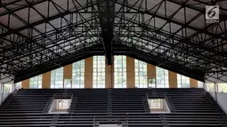 Aktivitas pekerja merenovasi Stadion Madya Senayan, Jakarta, Jumat (20/10). Sejumlah pembangunan Infastruktur Asian Games akan selesai sesuai dengan target pemerintah pada Desember 2017. (Liputan6.com/Johan Tallo)