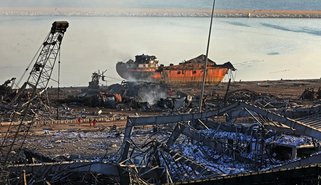 Sebuah kapal besar yang hancur setelah ledakan besar di pelabuhan Kota Beirut, Lebanon (5/8/2020). Dua ledakan besar melanda pelabuhan Beirut, menewaskan sedikitnya 78 orang dan ribuan luka-luka. (AFP Photo/Anwar Amro)