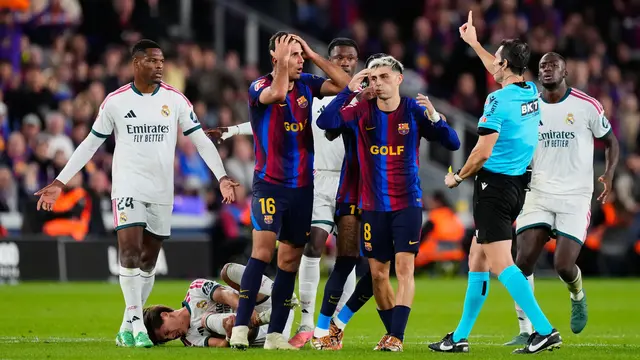 Pemain Barcelona Rodri (kedua dari kiri) dan pemain Barcelona Pedri
