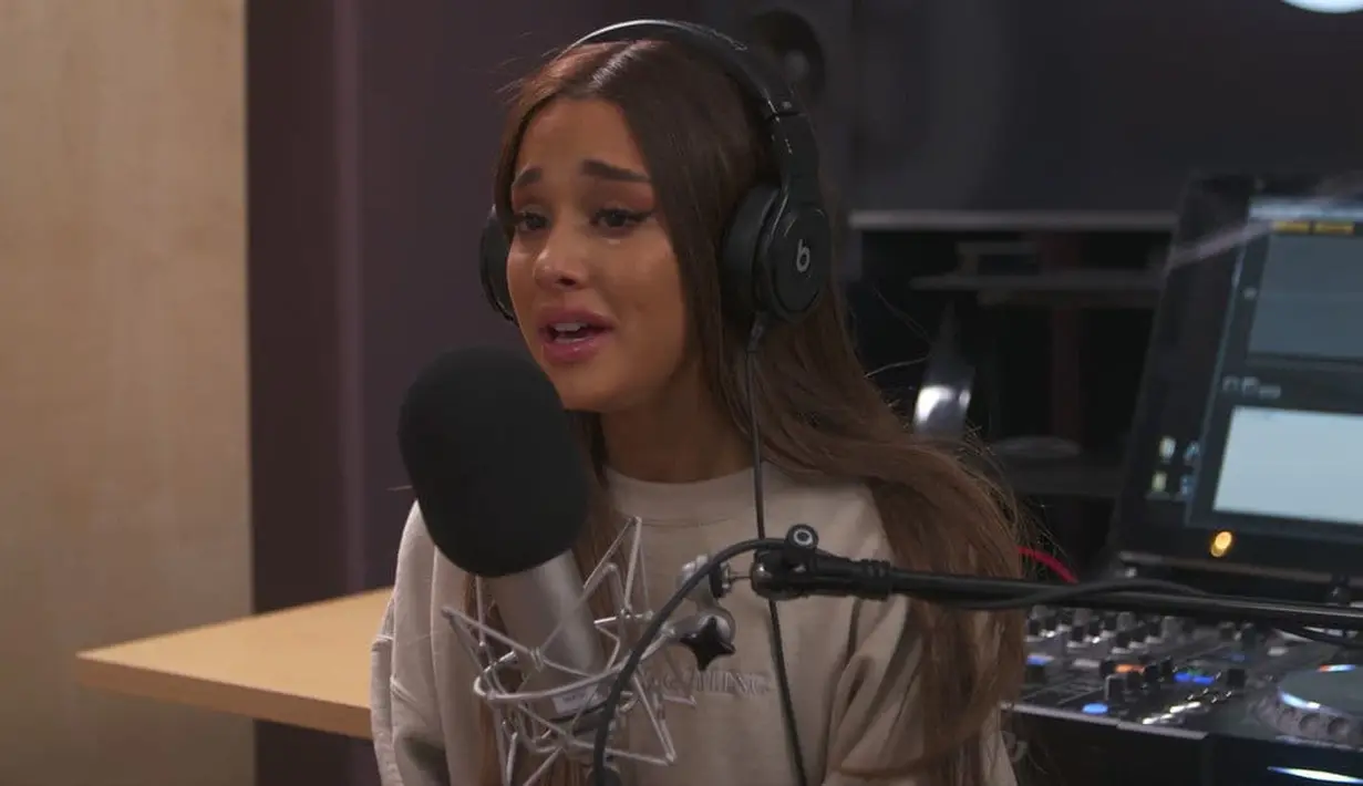 Ia mulai menitikkan air mata saat membahas mengenai lagu yang berjudul "Get Well Soon". (YouTube)