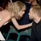 Usai menonton konser Calvin Harris, Taylor Swift langsung memberinya ciuman manis. 