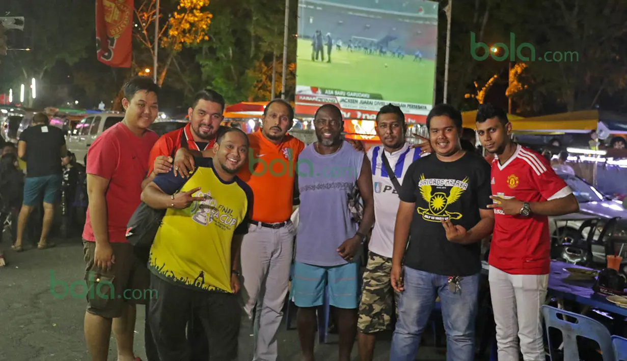 Pelatih Jacksen F. Tiago menikmati waktu malam bersama penyokong (Fans) Brigade 07 di Penang, Malaysia, Minggu (31/01/2016). (Bola.com/Nicklas Hanoatubun)