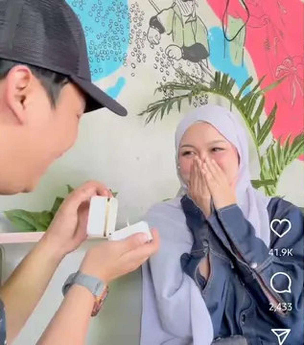 Komika Ate Lamar Kekasihnya Allysa Fatkhia, Berawal dari Roasting Berujung Will You Marry Me