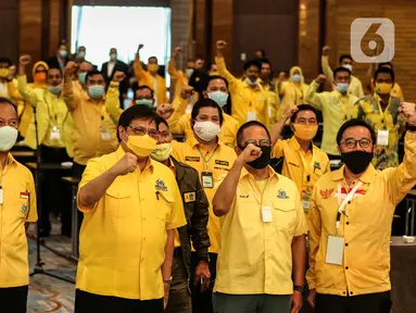 Ketum Partai Golkar Airlangga Hartarto saat menghadiri bimbingan teknis pilkada serentak 2020 di Jakarta, Minggu (30/8/2020). Bimbingan teknis dihadiri pimpinan DPRD dan Ketua Fraksi Partai Golkar untuk wilayah Sumatera II, Papua dan Papua Barat. (Liputan6.com/Johan Tallo)