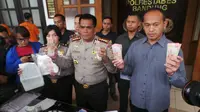 Polisi menyita uang palsu di Bandung, Jawa Barat. (Liputan6.com/Okan Firdaus)