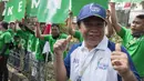 Legenda tinju Indonesia, Ellyas Pical, saat pawai obor Asian Games 2018 di Bogor, Jawa Barat, Selasa (14/8/2018). Api obor yang datang dari Cianjur itu langsung diarak mengelilingi jalanan protokol Kota Bogor. (Bola.com/Reza Bachtiar)